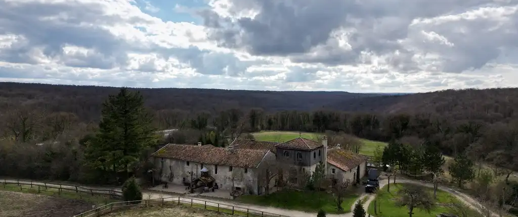 wildkamperen bij het klooster van saint-christophe in frankrijk met 4x4