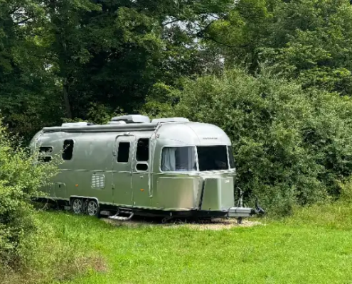 Kamperen in een luxe airstream in noord frankrijk midden in de natuur