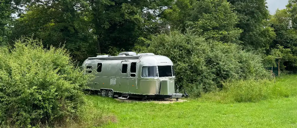 Kamperen in een luxe airstream in noord frankrijk midden in de natuur