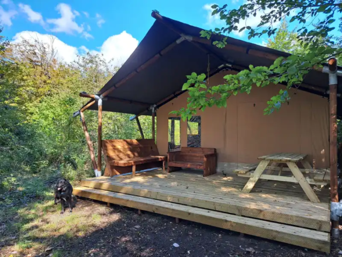 glamping tent noord-oost frankrijk op domain du cloitre saint-christophe